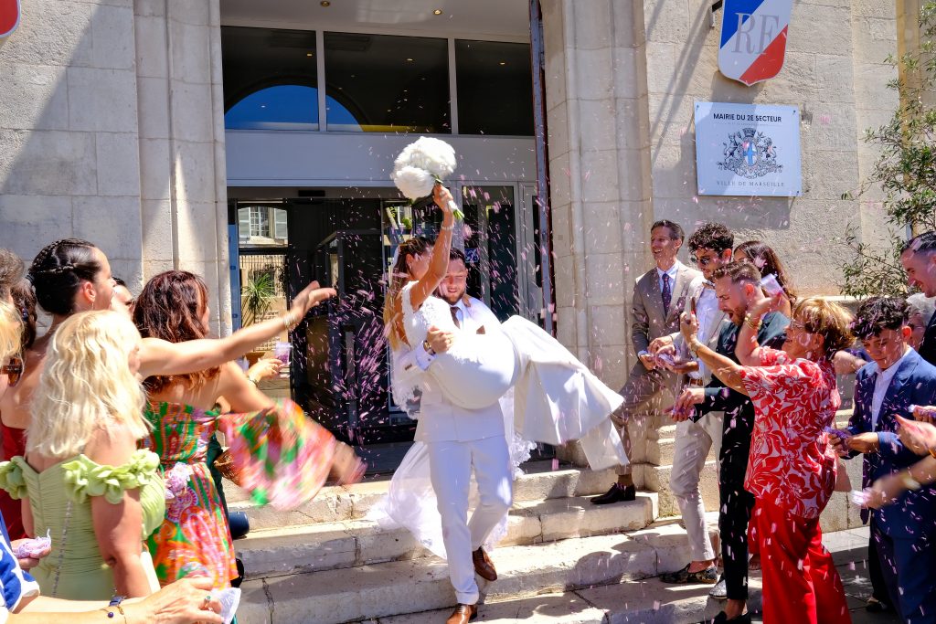 Couple de mariés photographié après la cérémonie à Dammartin-en-Goële